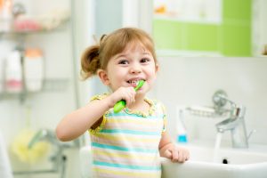 child_brushing_teeth