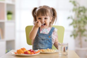 child_eating_dinner